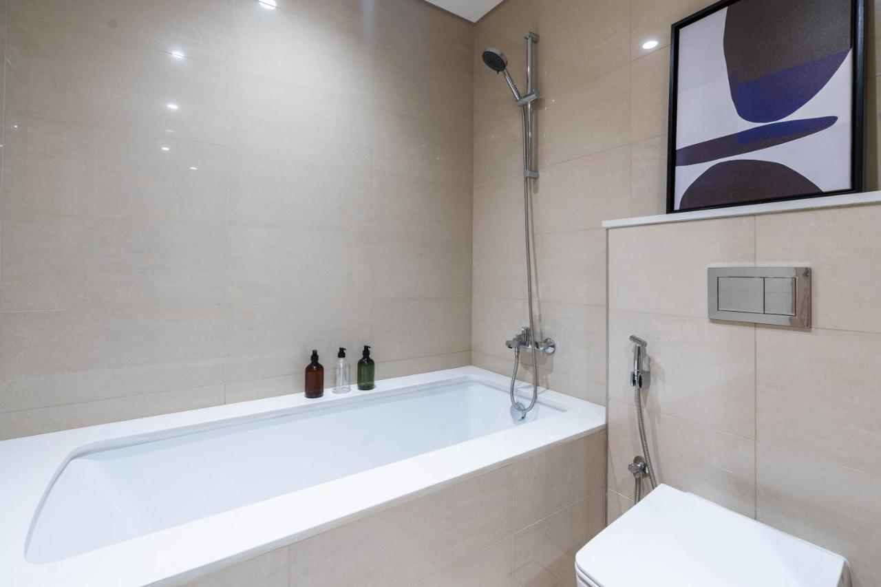 Full Burj Khalifa Views / 5 Min Walk From Mall / Designer Choice / 6 People / New Building