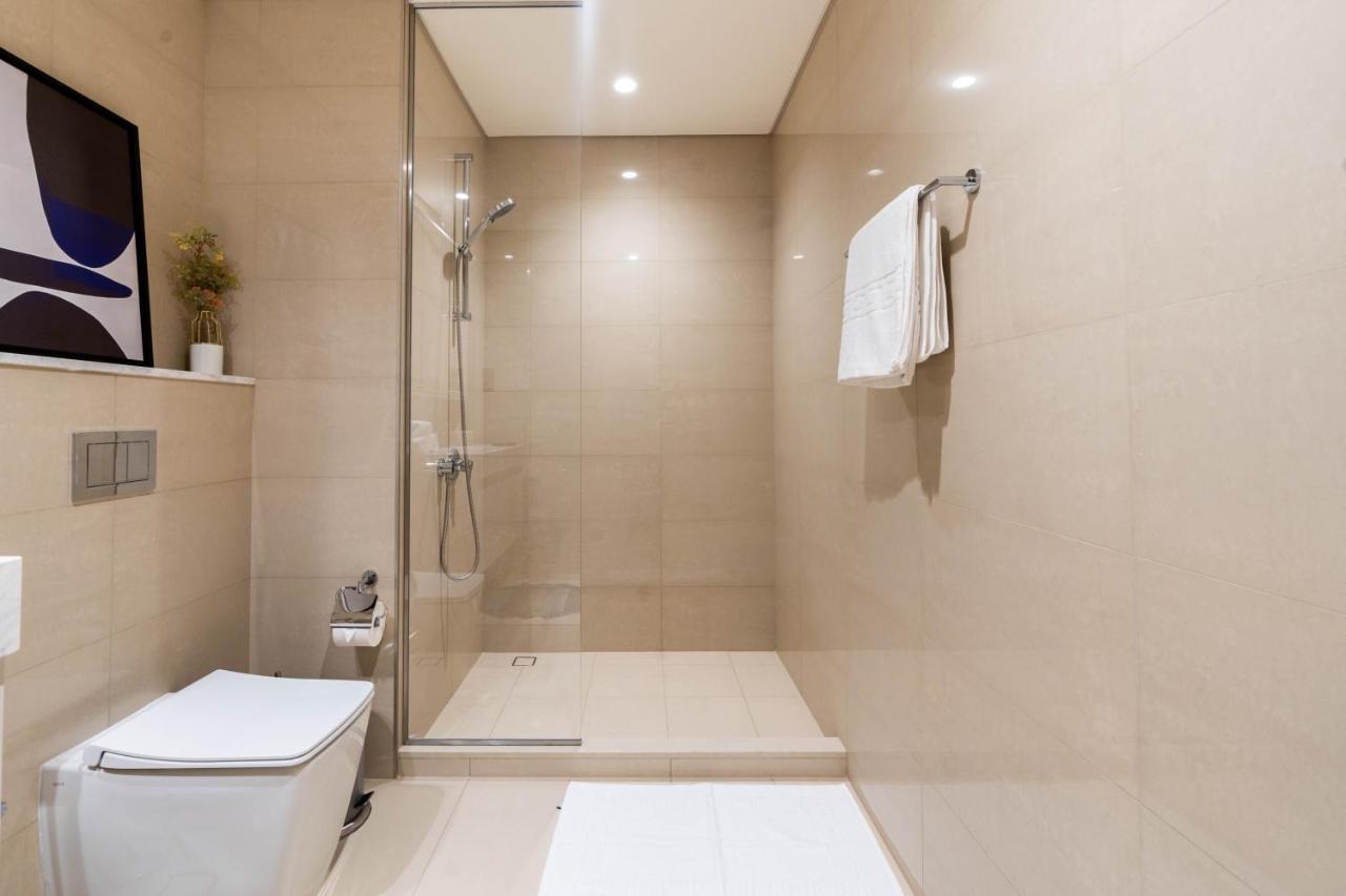 Full Burj Khalifa Views / 5 Min Walk From Mall / Designer Choice / 6 People / New Building Appartamento *